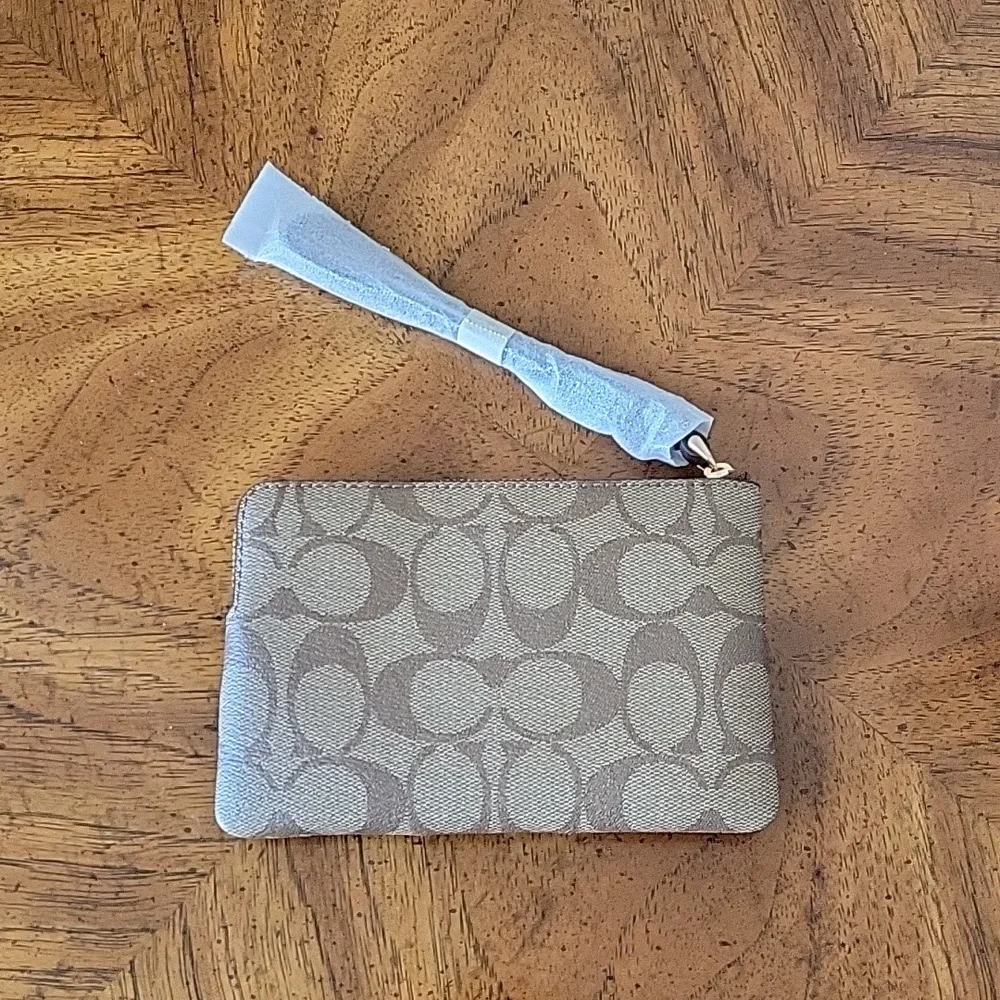 COACH Corner Zip Wristlet in Signature coated canvas, Brown NWT - Picture 5 of 12